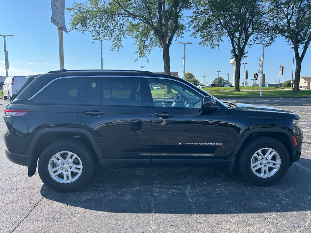 2022 Jeep Grand Cherokee Laredo 4x4