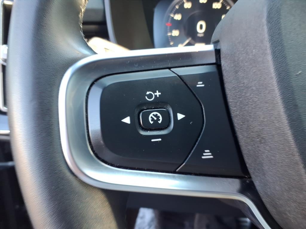 2022 Volvo XC40 T5 R-Design