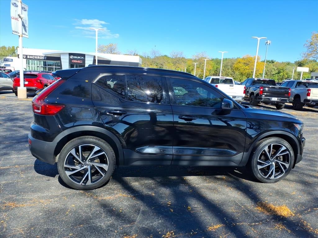 2022 Volvo XC40 T5 R-Design