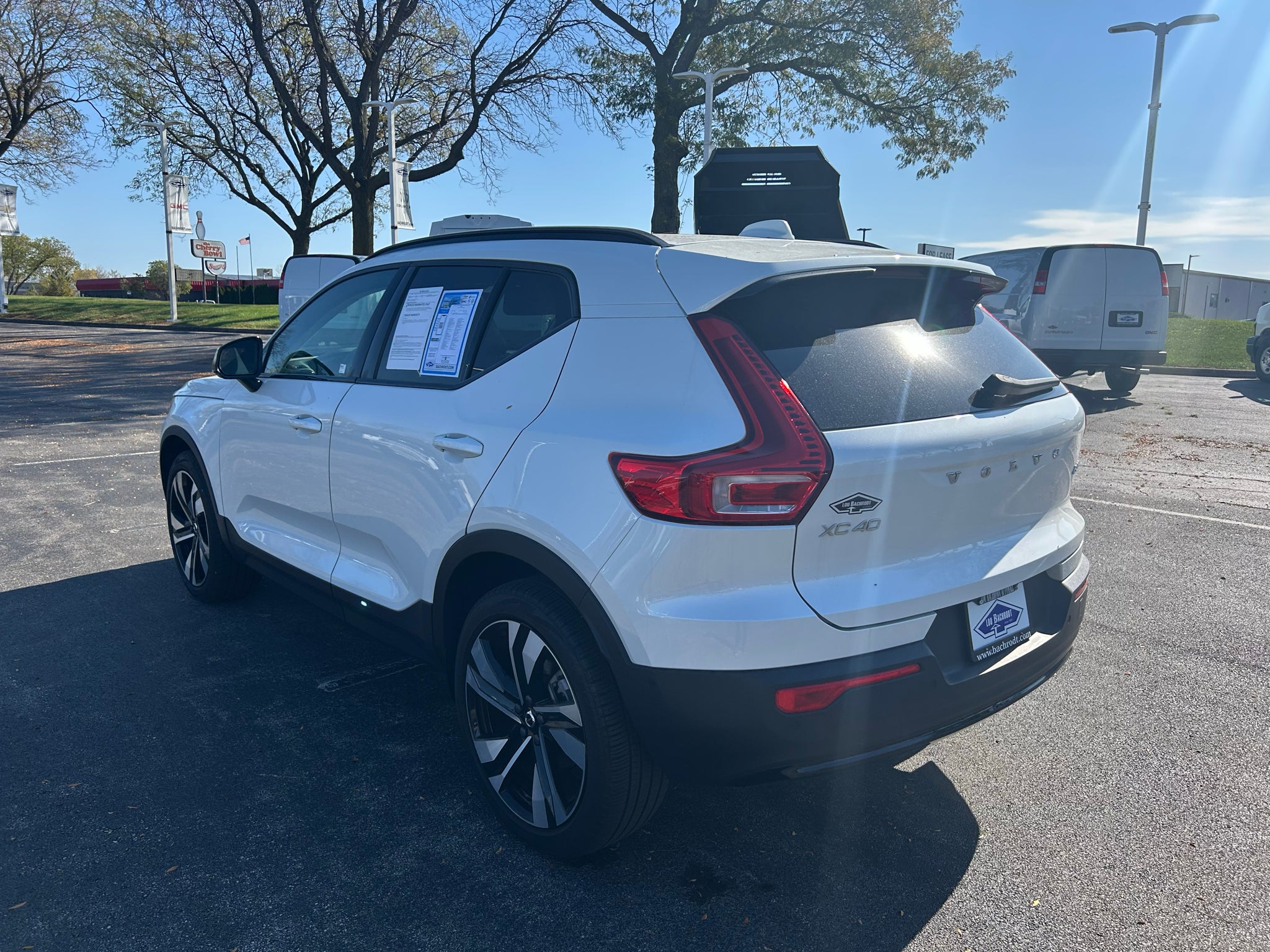 2024 Volvo XC40 B5 Ultimate Dark Theme