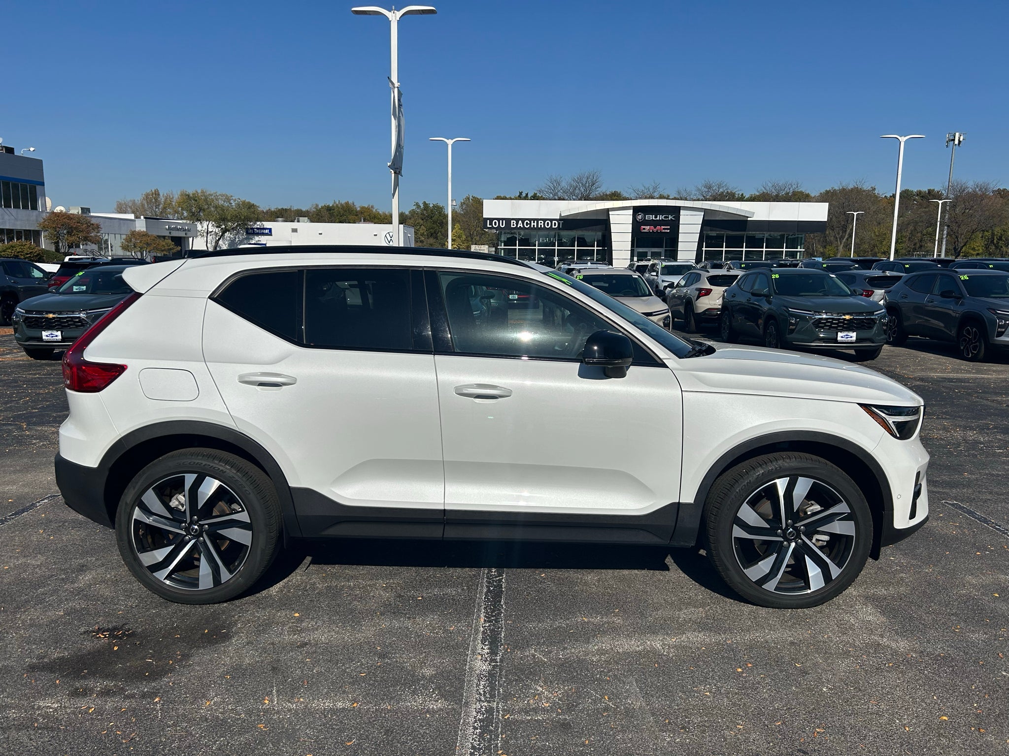 2024 Volvo XC40 B5 Ultimate Dark Theme
