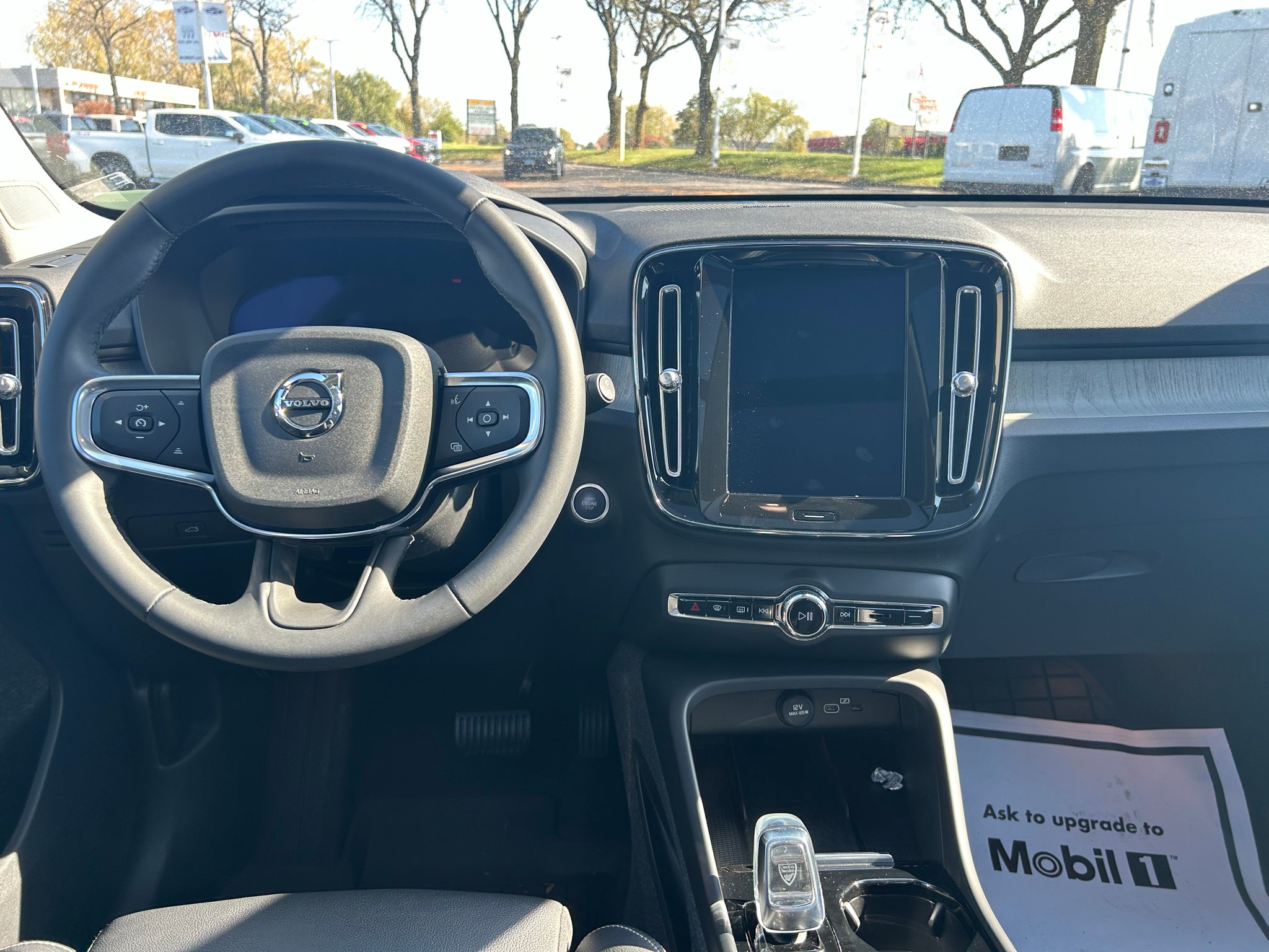 2024 Volvo XC40 B5 Ultimate Dark Theme